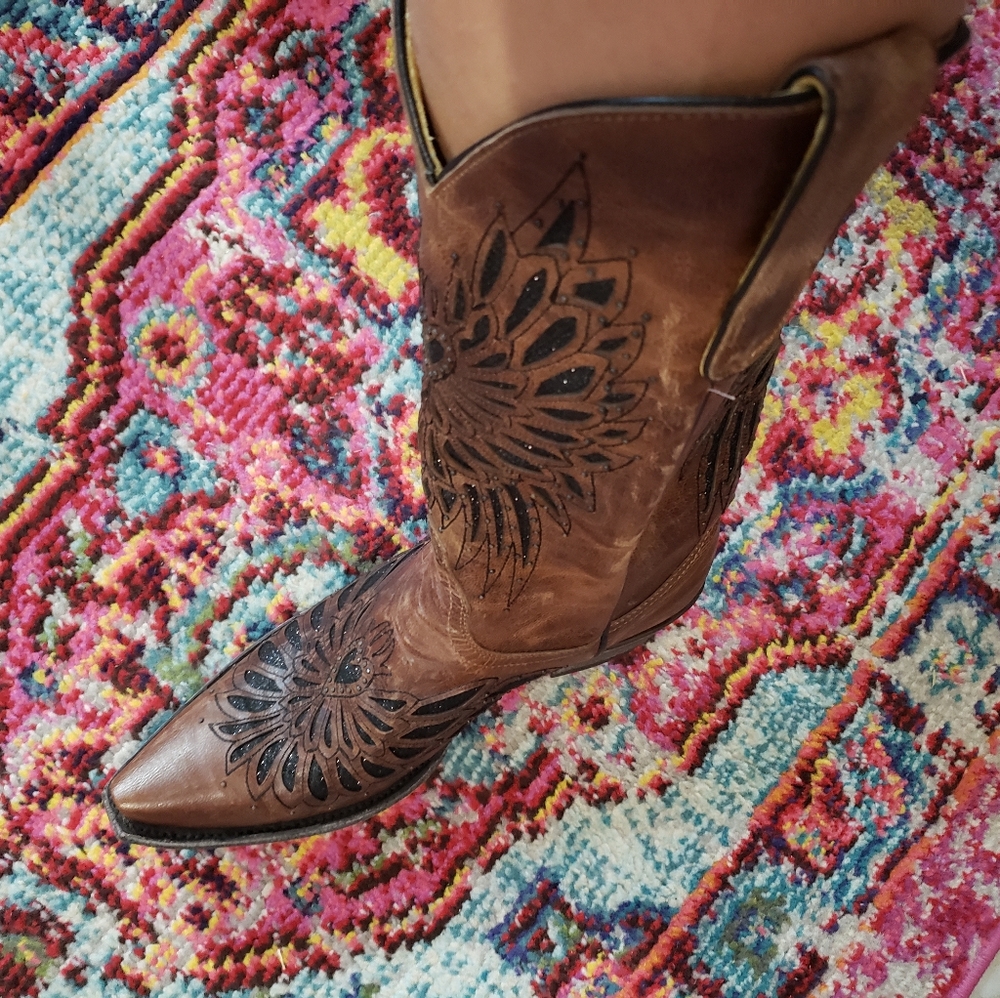 Cavender's Elegant Brown Leather Heeled Boots with Black Detailing